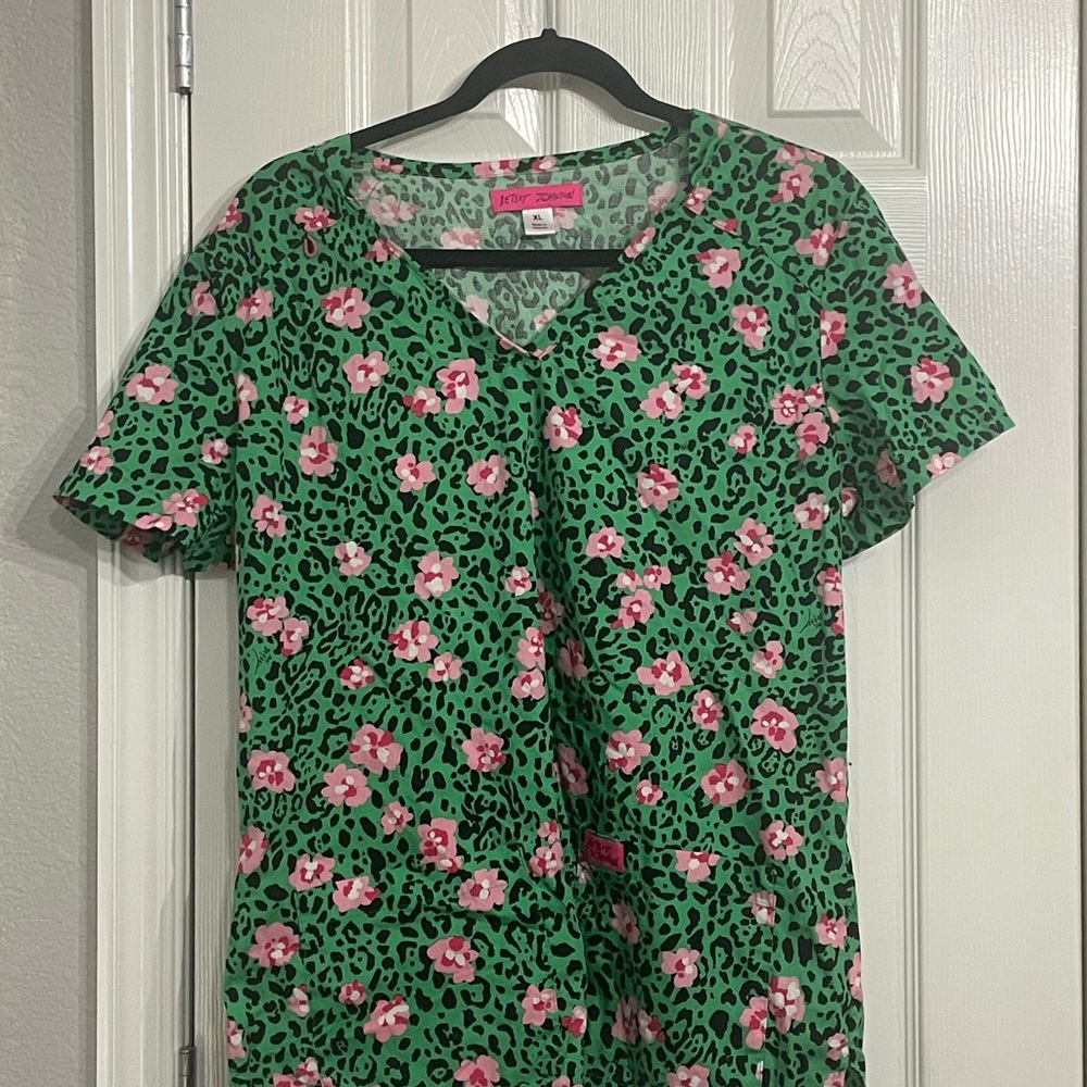 XL Betsey Johnson Green and Pink Floral Leopard Print Short Sleeve Scrub Top